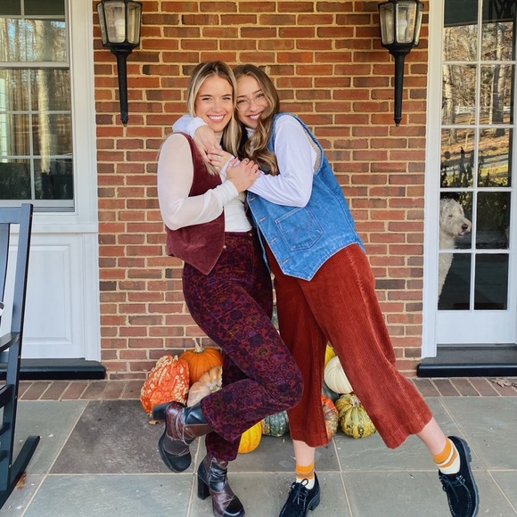 Hi! Our names are Abbey and Caroline, but you can call us Two Broke Blondes - Picture 4 of 7